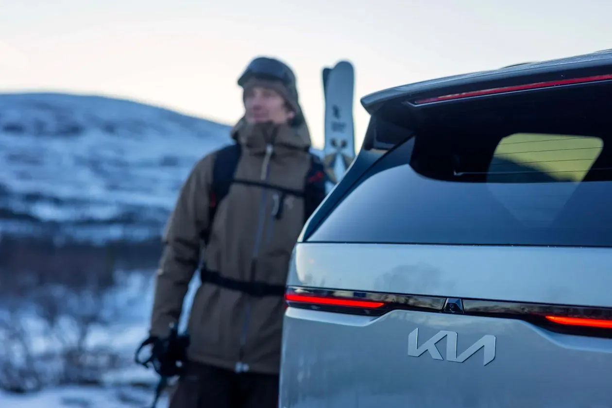 Kia EV5 med fällda säten och plan lastyta